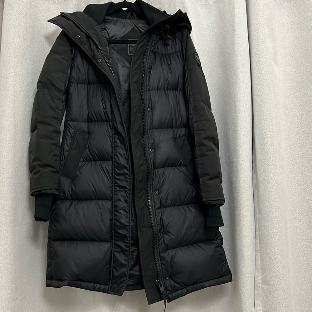 CANADA GOOSE WOMENS JACKET discontinued real fur hood!